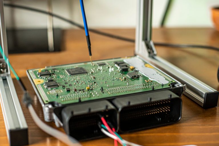車載電子機器(ECU)のテストのイメージ